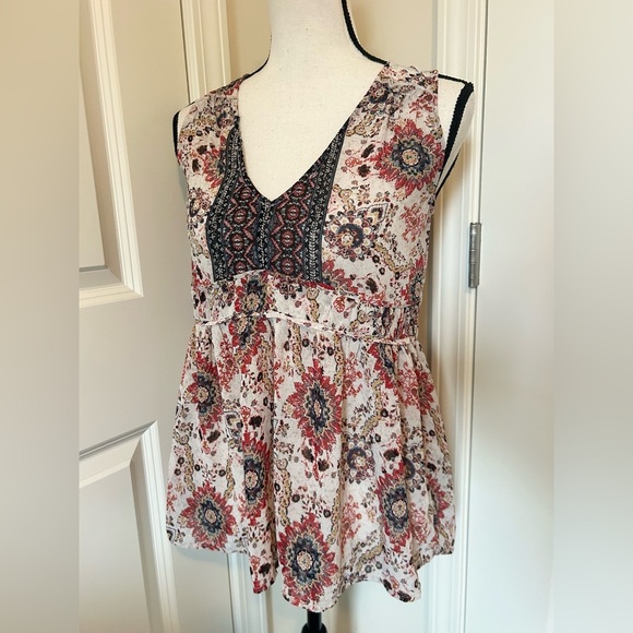 Knox rose boho Floral Sleeveless Top with Lace Detail - Picture 1 of 5